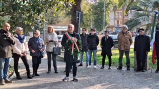 Giorno del Ricordo, una corona d’alloro ai piedi della targa in memoria delle vittime giuliano-dalmate